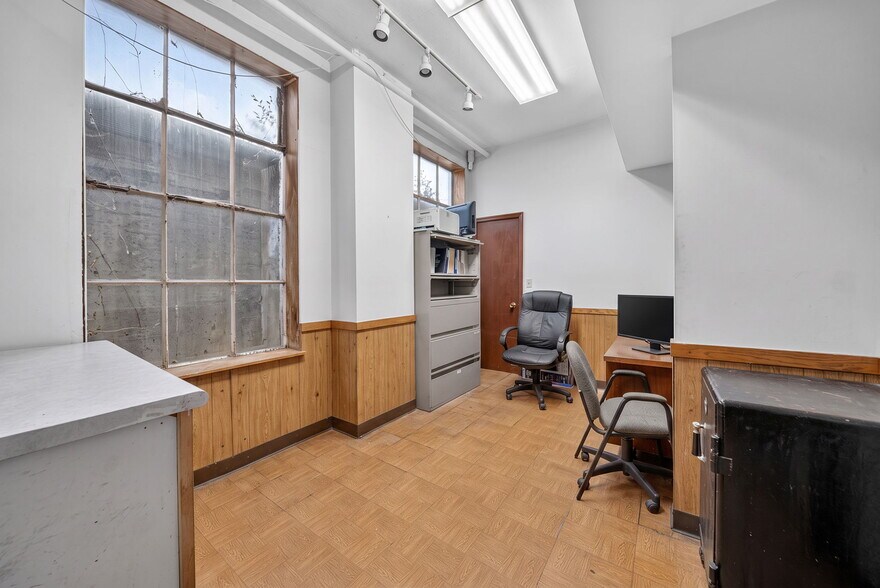 More Photos Of 5009 Xerxes Ave S, Minneapolis Auto Repair For Sale