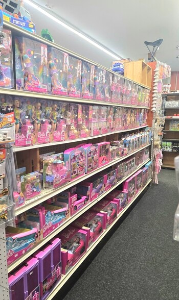 More Photos Of 242 Vineyard Haven Rd, Edgartown Storefront For Sale