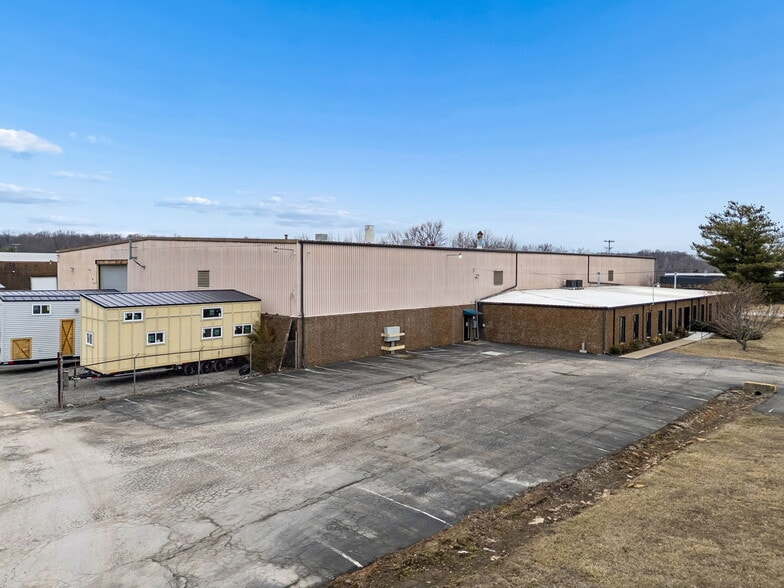 More Photos Of 411 Industrial Dr, White House Manufacturing For Lease