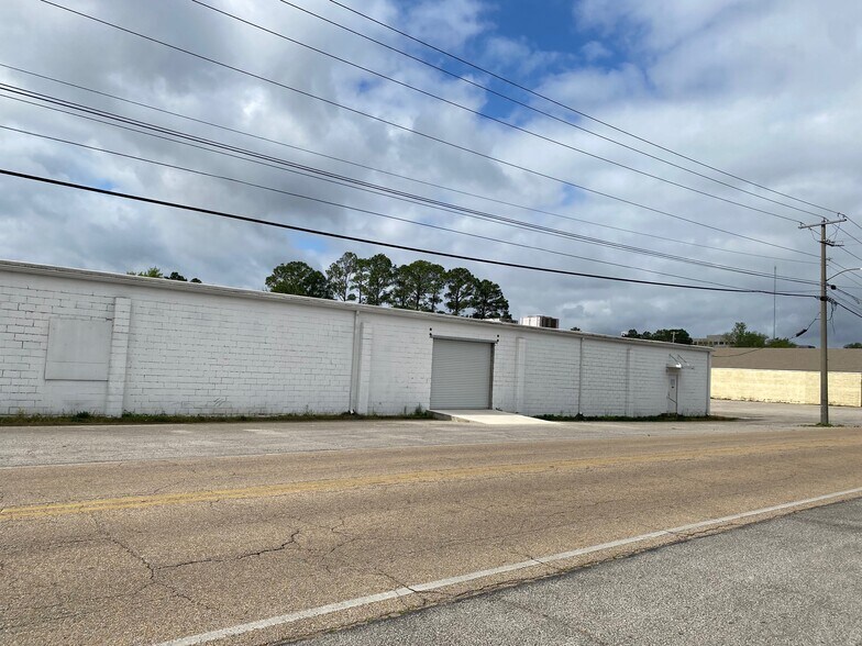 More Photos Of 1031 S Green St, Tupelo Warehouse For Sale