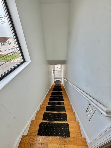More Photos Of 19 Suffolk St, Freeport Office For Sale