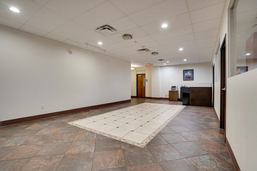 More Photos Of 8855 N Stemmons Fwy, Dallas Office For Sale