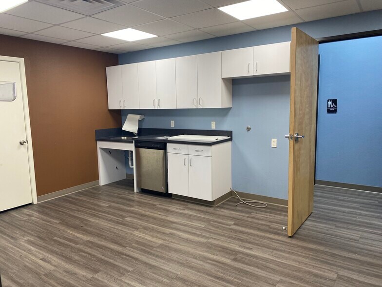 More Photos Of 5040 S Loop 340, Robinson Storefront Retail Office For Sale