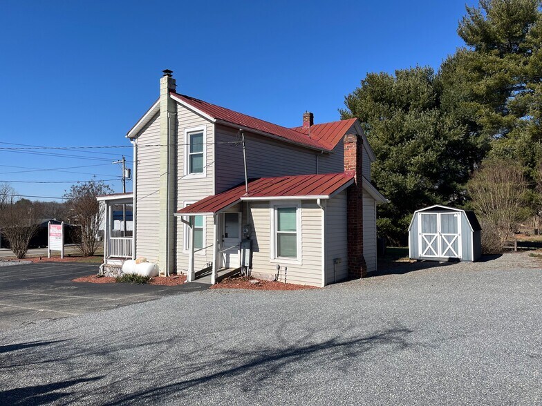 More Photos Of 1129 Thomas Jefferson Rd, Forest General Retail For Sale