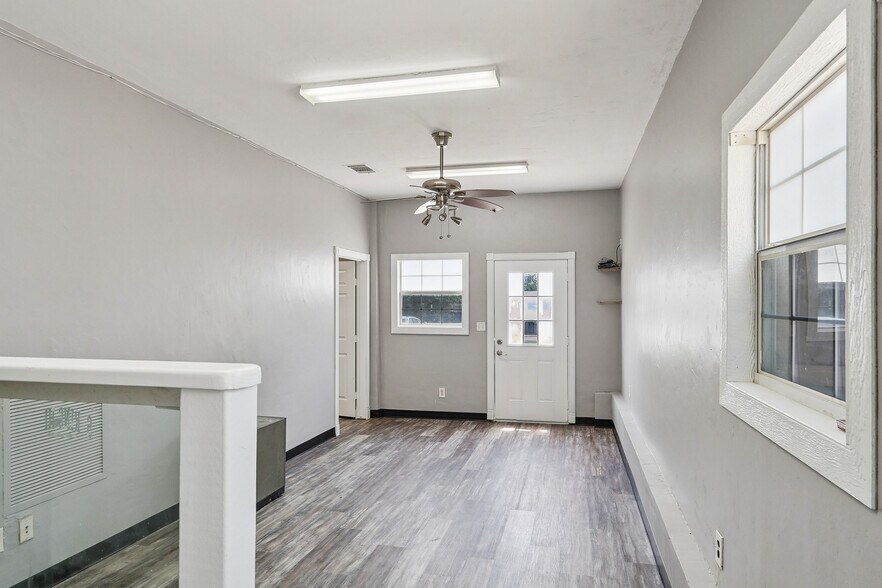 More Photos Of 2423 Hinton Dr, Irving Warehouse For Lease