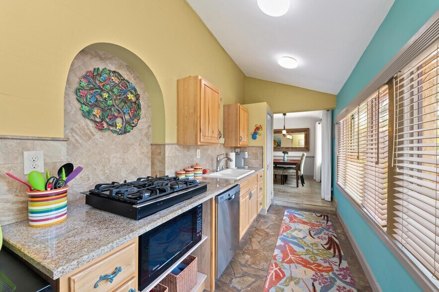 More Photos Of 941 Virginia Dr, Sarasota Specialty For Sale