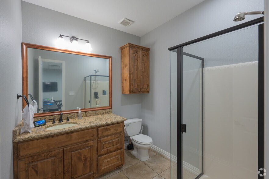 More Photos Of 2910 Edith Ln, Haltom City Light Manufacturing For Sale