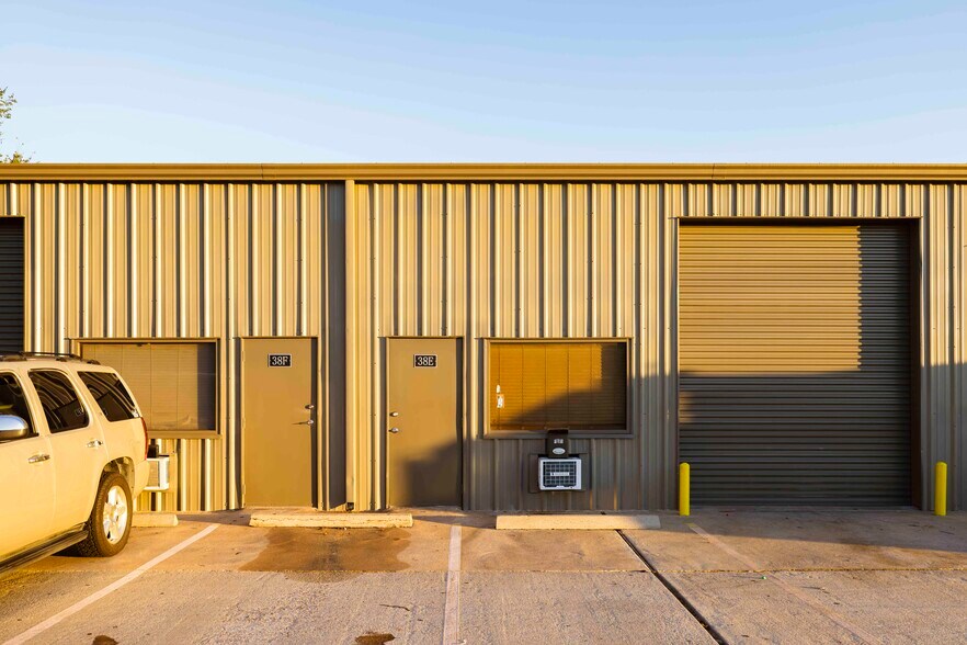 More Photos Of 38-40 Wilson Rd, Humble Unknown For Lease