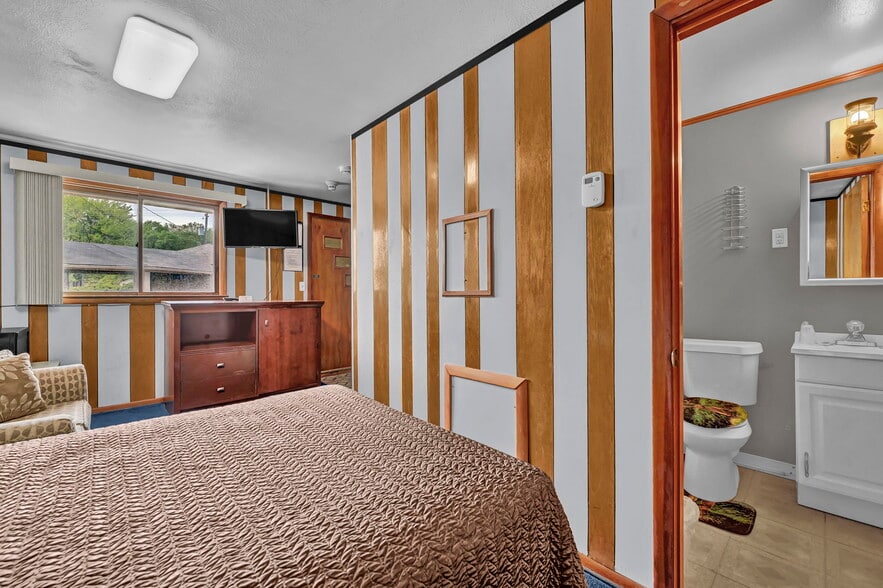 More Photos Of 44077 Oberlin Elyria Rd, Oberlin Hotel For Sale