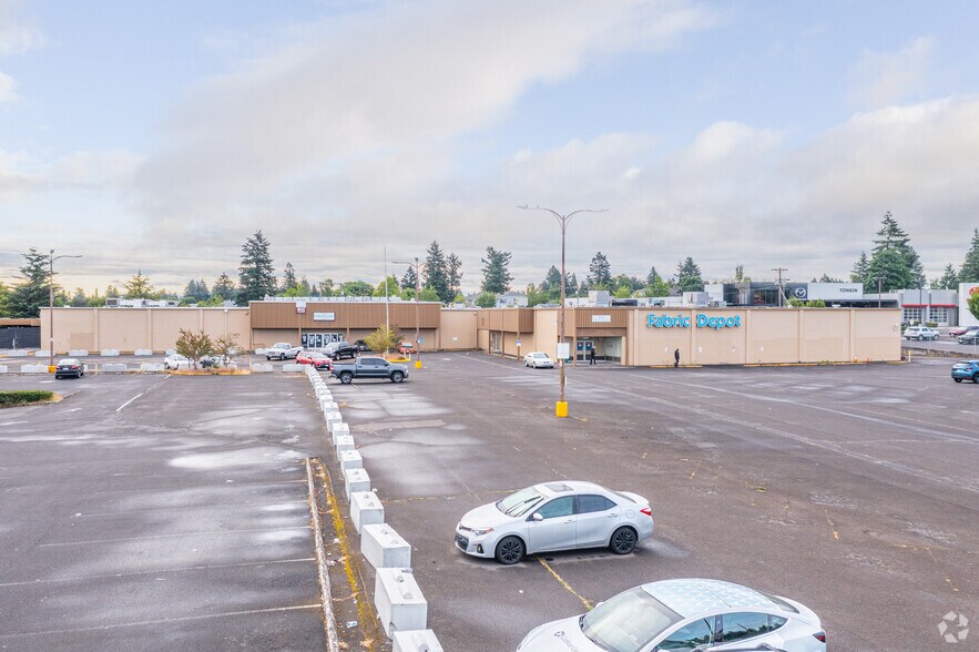 More Photos Of 700 SE 122nd Ave, Portland Freestanding For Lease