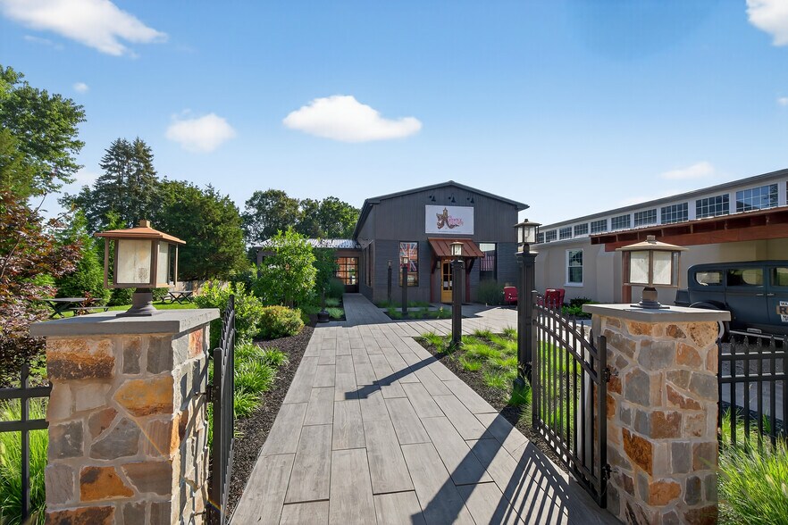 More Photos Of 51 N Main St, Manheim General Retail For Sale