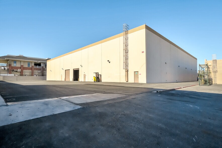 More Photos Of 4200 Pioneer Ave, Las Vegas Warehouse For Sale