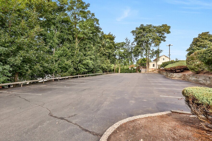 More Photos Of 171 Ramapo Rd, Garnerville Office For Lease