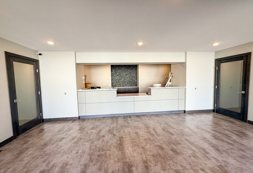 More Photos Of 1711 E 10th St, Sioux Falls Office For Sale