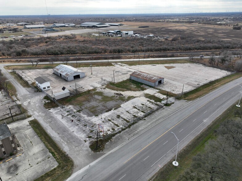 More Photos Of 917 U.S. 77, Sinton Manufacturing For Sale