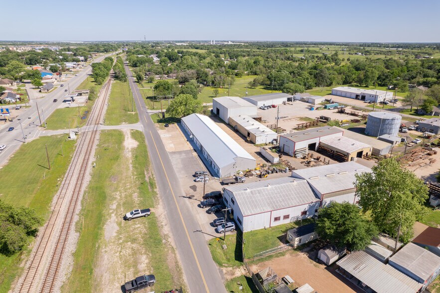 More Photos Of 2403 Washington St, Waller Flex For Lease