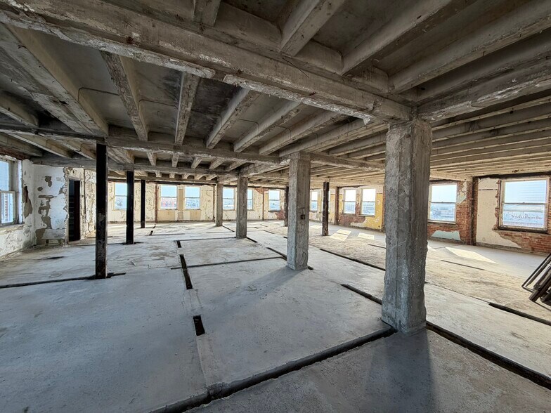 More Photos Of 23 Public Sq, Shelbyville Office For Sale