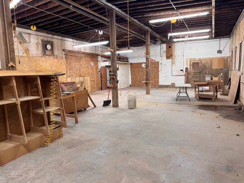 More Photos Of 4590 Eagle Creek Rd, Leavittsburg Showroom For Lease