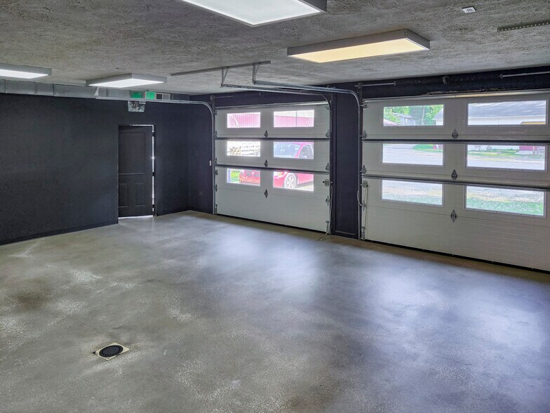 More Photos Of 1331 W 11th St, Bloomington Unknown For Lease