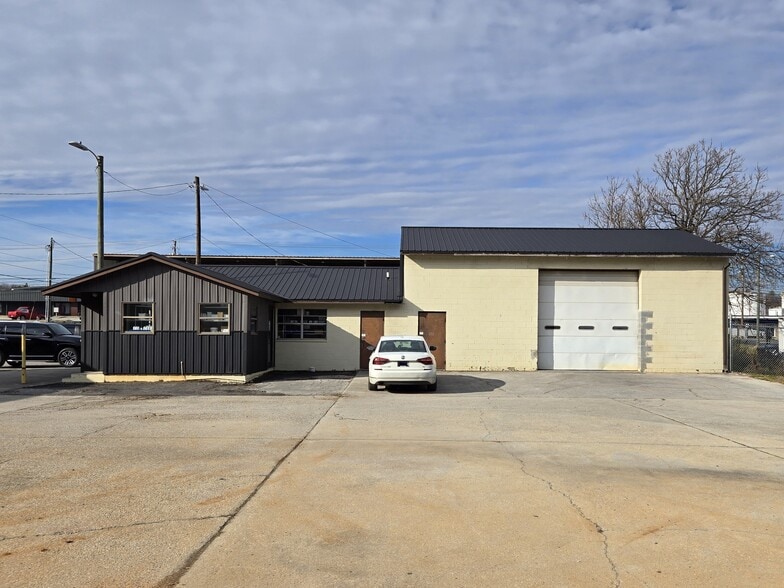 More Photos Of 5210 N Middlebrook Pike, Knoxville Warehouse For Sale