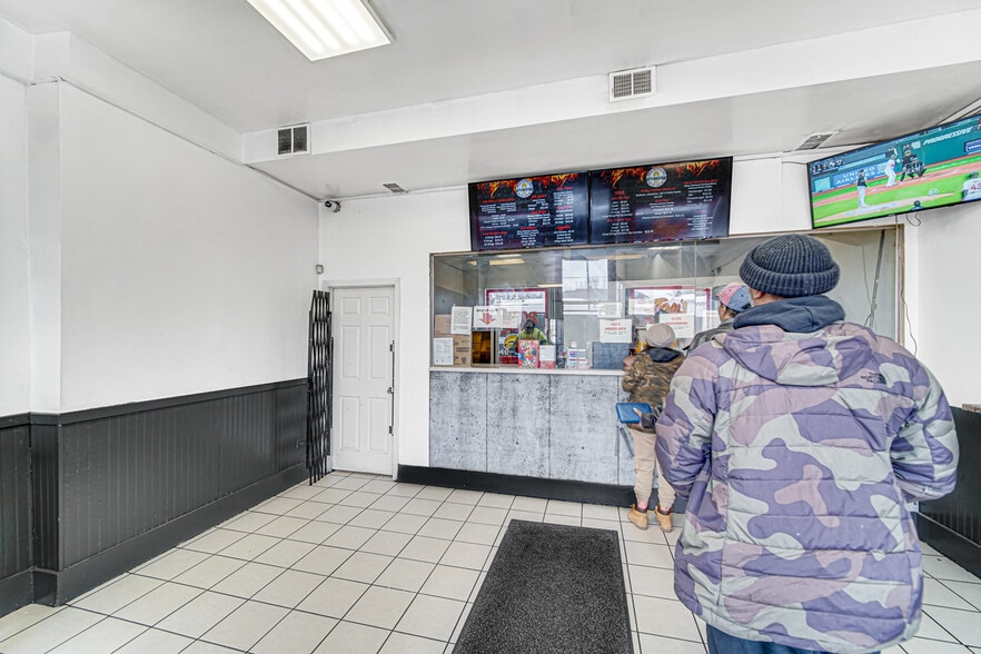 More Photos Of 5600-5612 W Division St, Chicago Storefront For Sale