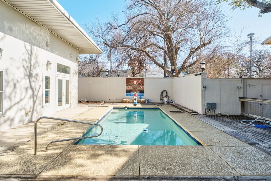 More Photos Of 121 Scott St, San Marcos Office Residential For Sale