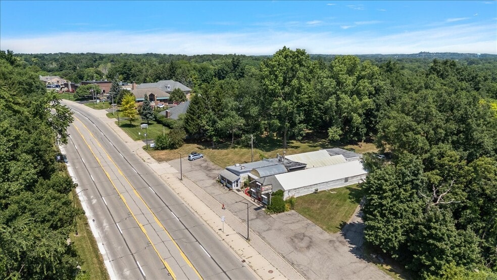 More Photos Of 5992 Dixie Hwy, Village of Clarkston General Retail For Sale