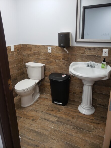 More Photos Of 24724 Lahser Rd, Southfield Office For Sale