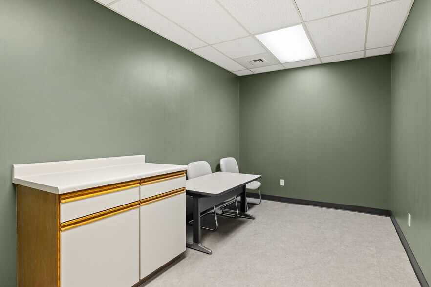 More Photos Of 2050 W Fourth St, Mansfield Medical For Lease