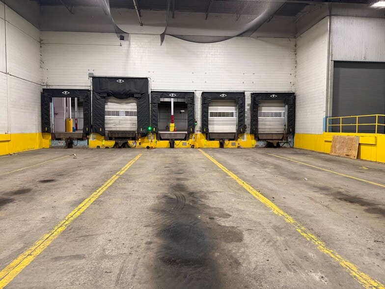More Photos Of 95 Ballard Rd, Middletown Manufacturing For Lease
