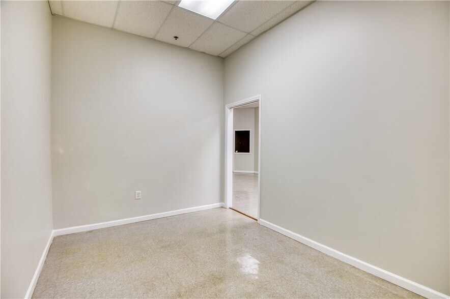 More Photos Of 2345 Sandifer Blvd, Westminster Showroom For Lease