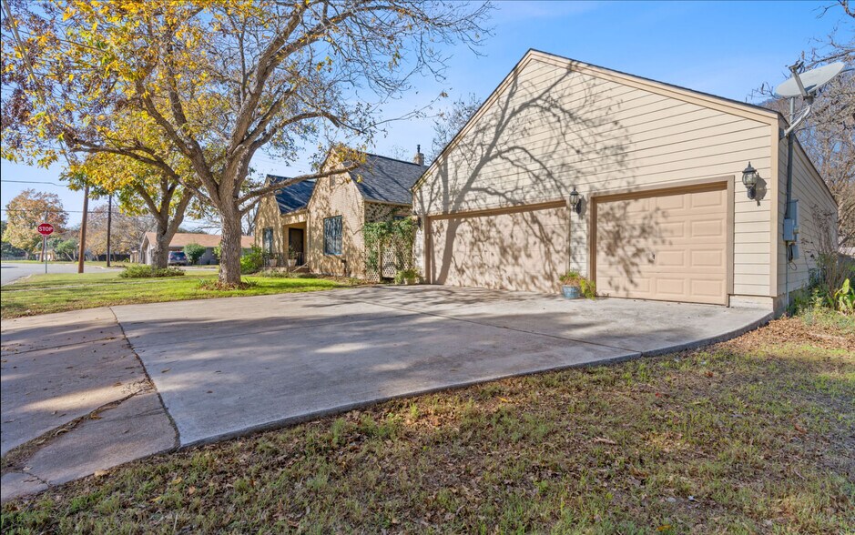 More Photos Of 762 S Guadalupe St, Lockhart Specialty For Sale