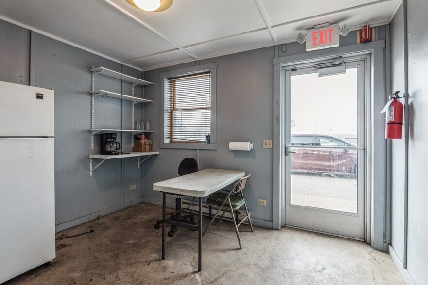 More Photos Of 114 Thomas Cir, Monticello Warehouse For Lease