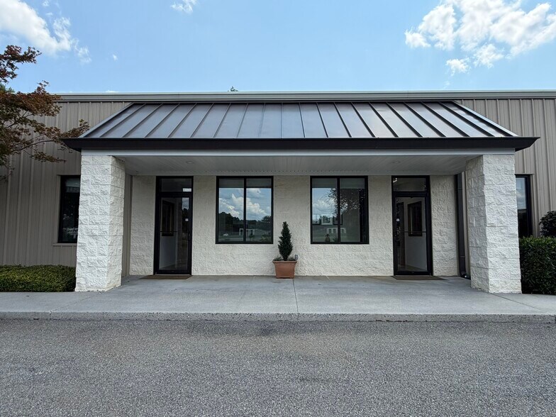 More Photos Of 12719 E Lynchburg Salem Tpke, Forest Flex For Lease