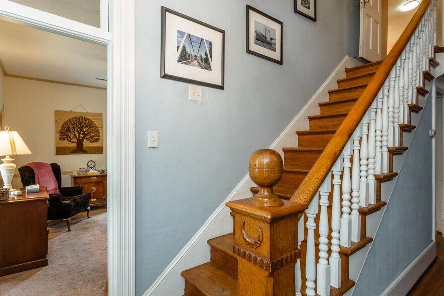 More Photos Of 133 W Springbrook Rd, Broadway Specialty For Sale