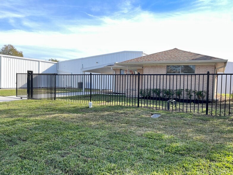 More Photos Of 14236 Gainesville St, Houston Warehouse For Lease