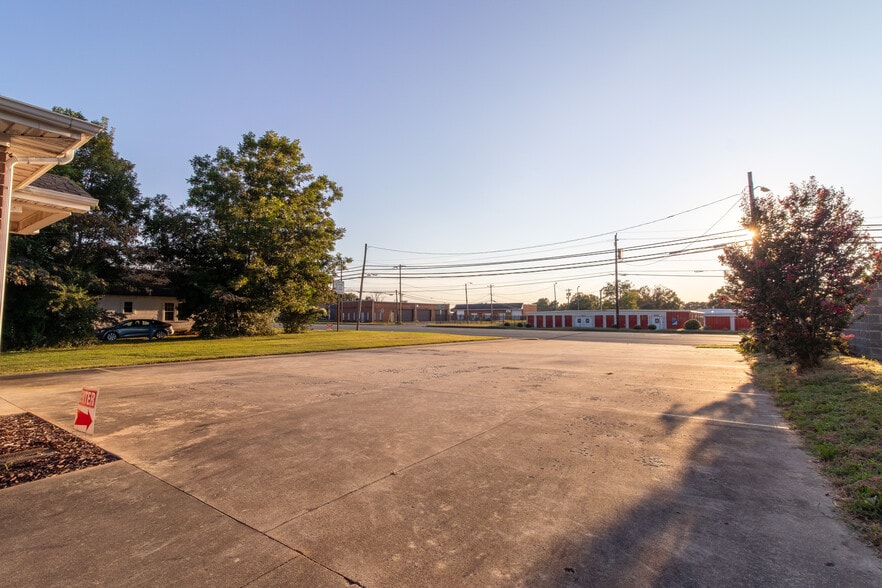 More Photos Of 2006 Maple Ave, Burlington Flex For Sale