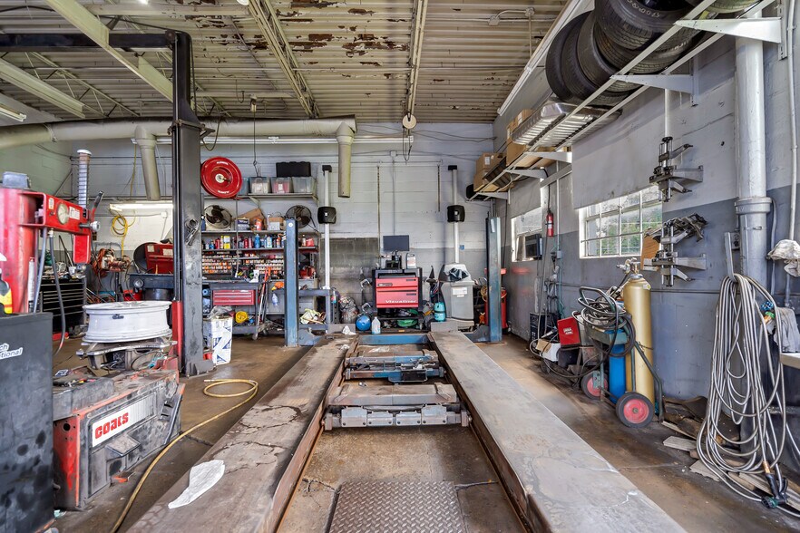 More Photos Of 3166 Ashby Rd, Saint Ann Auto Repair For Sale