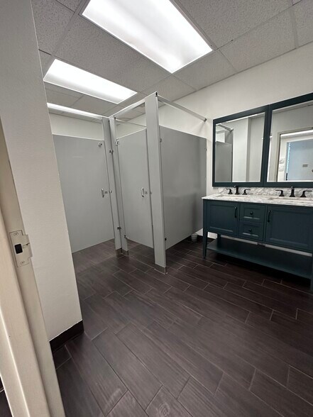 More Photos Of 1119 Fresno St, San Antonio Light Manufacturing For Sale