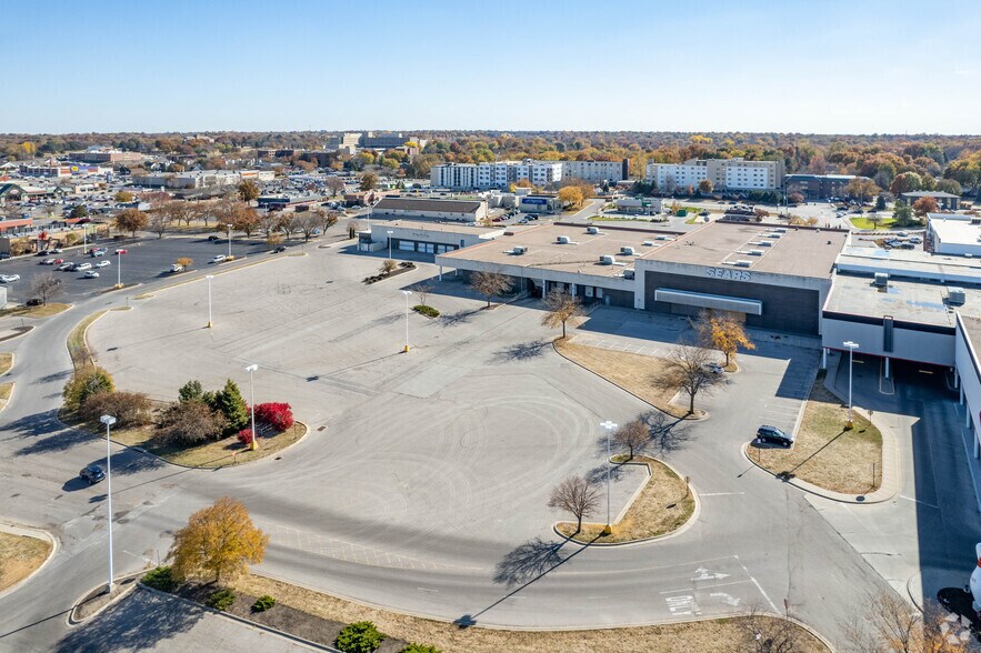 More Photos Of 6400 O St, Lincoln Department Store For Lease