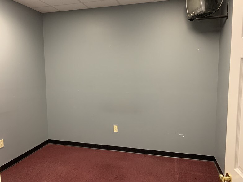 More Photos Of 5550 McFarland Blvd, Northport General Retail For Lease