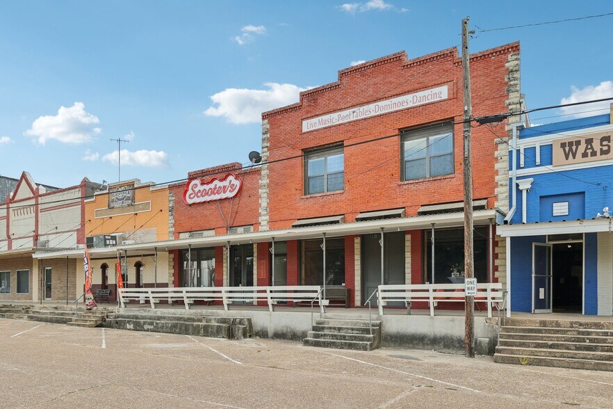 More Photos Of 113 N Main St, Moulton Bar For Sale