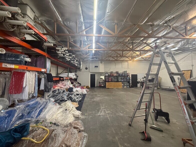 More Photos Of 325 W Melinda Ln, Phoenix Manufacturing For Lease