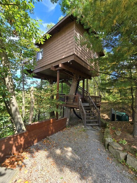 More Photos Of 604 Oak Ridge Rd, Oak Ridge Hotel For Sale