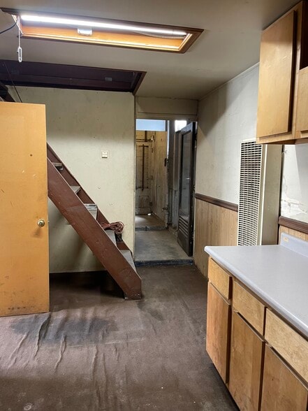 More Photos Of 125 E 6th St, Beaumont Auto Repair For Sale