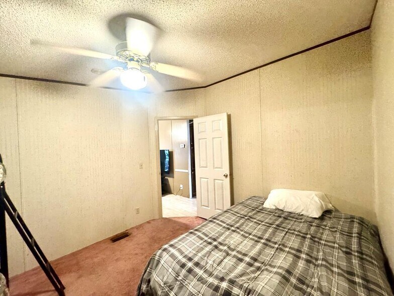 More Photos Of 158 Caloric Rd., Mullens Flex For Sale