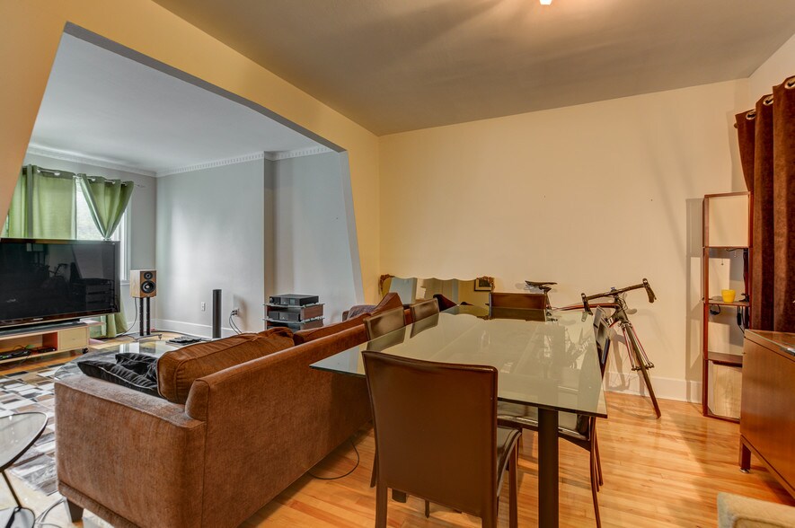 More Photos Of 89 Boul Henri-Bourassa O, Montréal Specialty For Sale