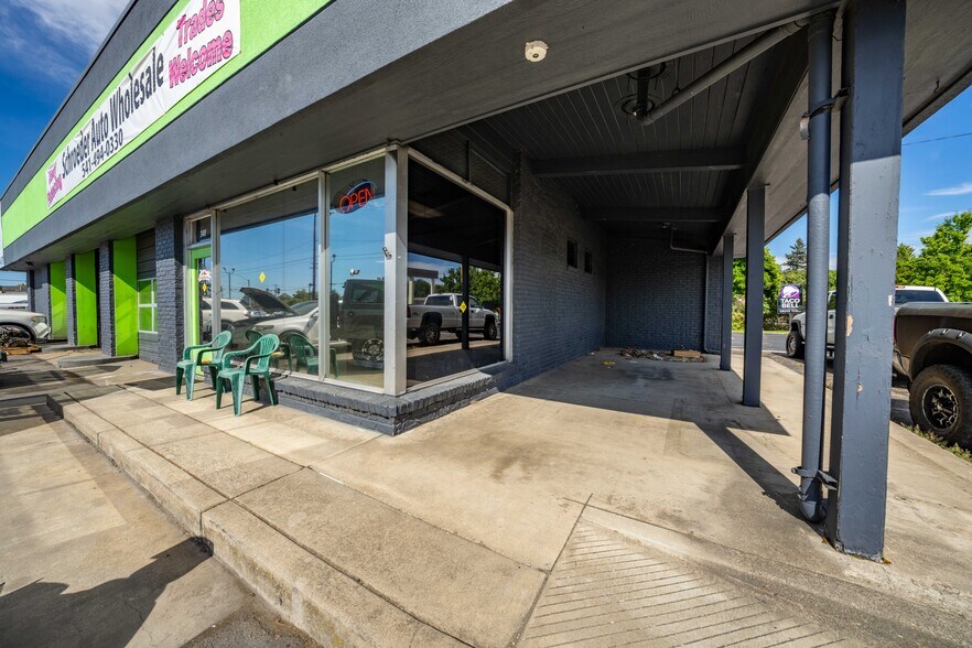 More Photos Of 348 N Riverside Ave, Medford Auto Repair For Lease