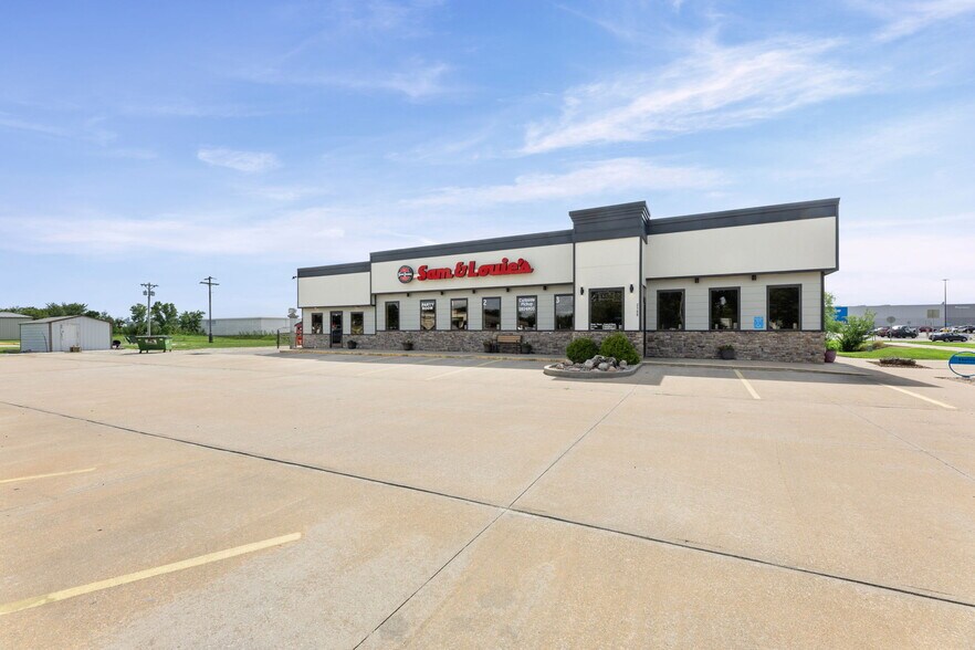 More Photos Of 2150 N State St, Iola Restaurant For Lease