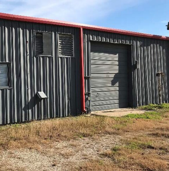 More Photos Of 1220 S Airhart Dr, Baytown Warehouse For Lease